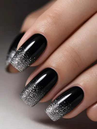 Маникюр Black Glitter Ombre: ногти squoval средней длины с черной основой и серебряным глиттерным переходом, тренд маникюра 2026.